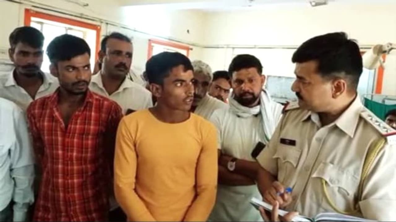 राजस्थान के स्कूल में दिखा डरावना फिल्मी सीनः देशी तमंचा ले क्लास में घुसा, फिर नाबालिग पर दाग दी गोली राजस्थान के स्कूल में दिखा डरावना फिल्मी सीनः देशी तमंचा ले क्लास में घुसा, फिर नाबालिग पर दाग दी गोली