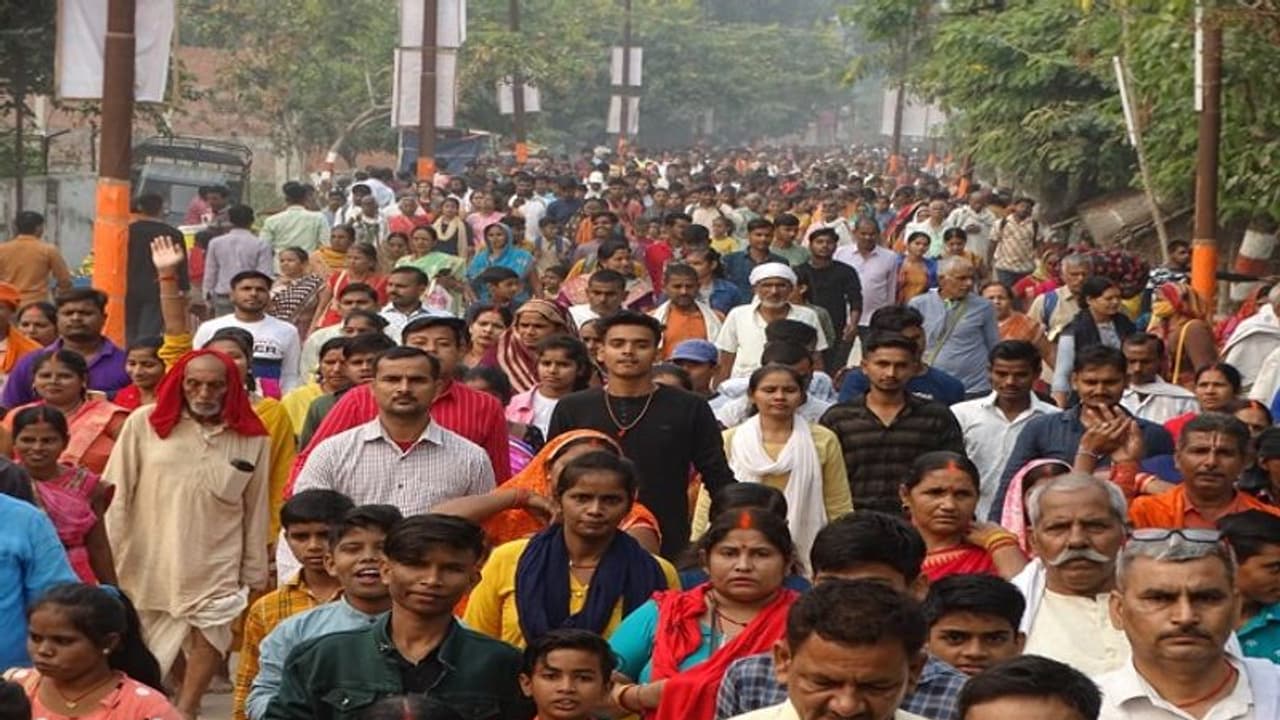 अयोध्या: ढाई लाख लोगों ने 4 दिन में किए रामलला के दर्शन, परिक्रमा में पहली बार उमड़ा आस्था का जनसैलाब अयोध्या: ढाई लाख लोगों ने 4 दिन में किए रामलला के दर्शन, परिक्रमा में पहली बार उमड़ा आस्था का जनसैलाब