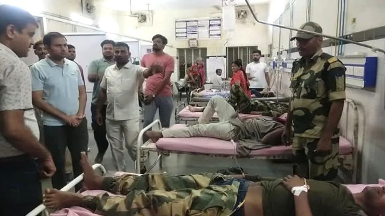 राजस्थान में दर्दनाक सड़क हादसाः बीएसएफ के वाहन को ट्रक ने किया चकनाचूर, 2 जवान की गई जान, कई गंभीर घायल राजस्थान में दर्दनाक सड़क हादसाः बीएसएफ के वाहन को ट्रक ने किया चकनाचूर, 2 जवान की गई जान, कई गंभीर घायल