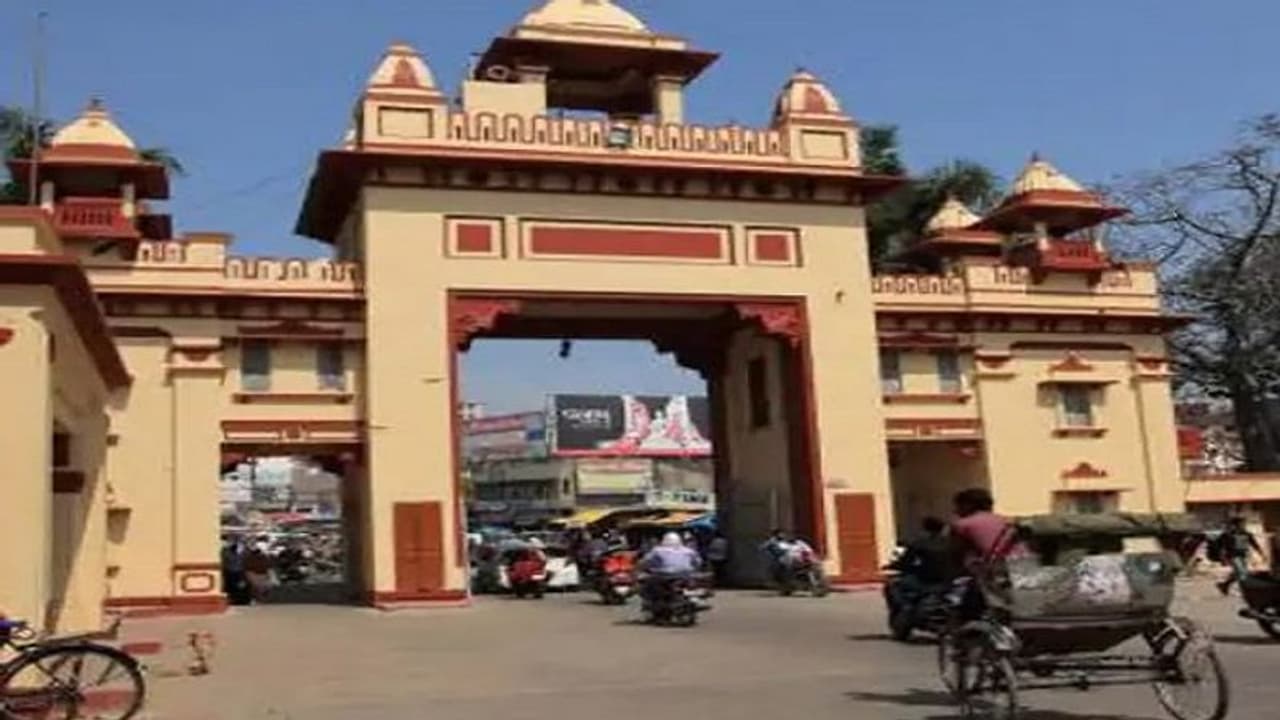 BHU के प्रोफेसर की पत्नी ने बुजुर्ग विधवा से की बदसूलकी, कहा तुम मनहूस हो और तुम्हें देखकर चढ़ता है पाप BHU के प्रोफेसर की पत्नी ने बुजुर्ग विधवा से की बदसूलकी, कहा तुम मनहूस हो और तुम्हें देखकर चढ़ता है पाप