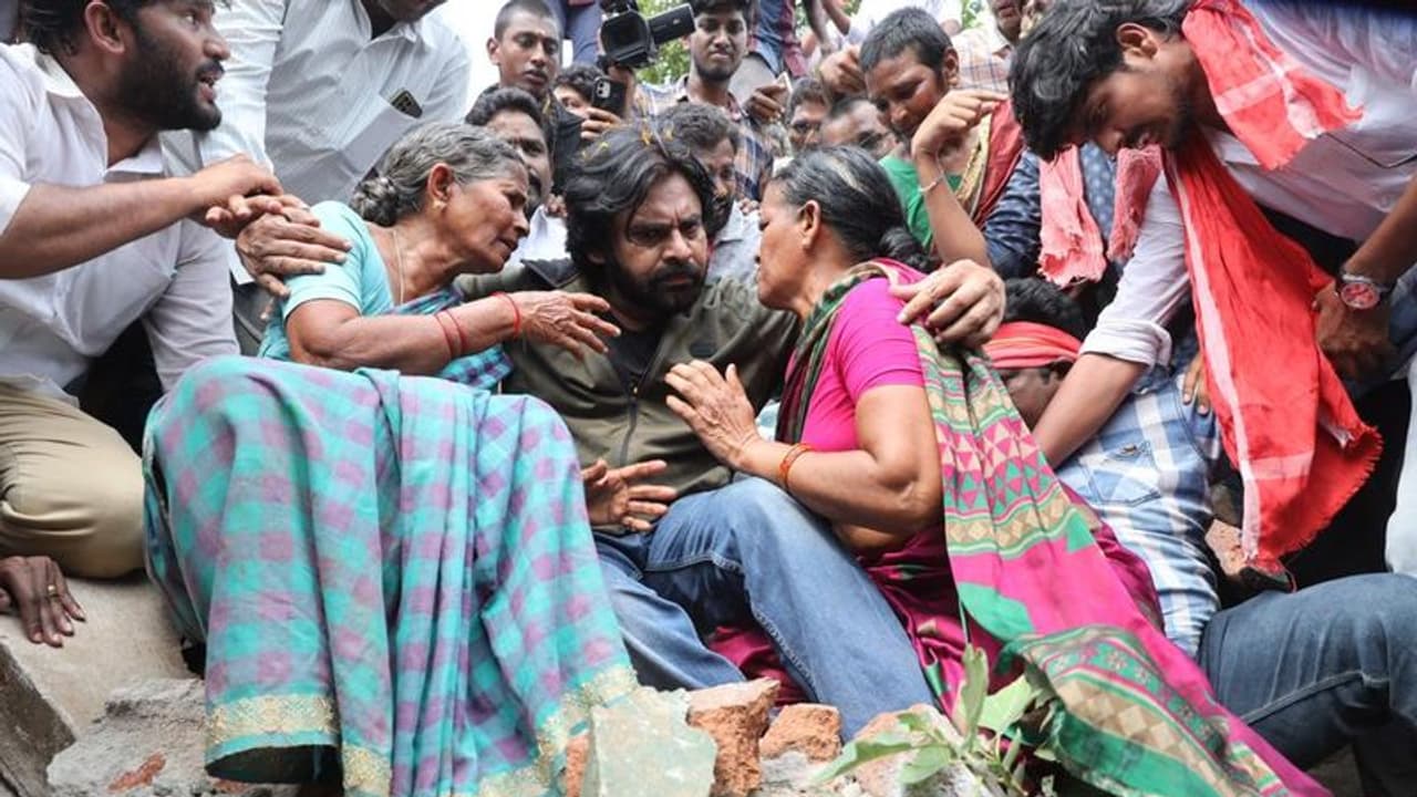 ఇప్పటం బాధితులకు రూ.లక్ష ఆర్ధిక సహాయం: పవన్ కళ్యాణ్ నిర్ణయం ఇప్పటం బాధితులకు రూ.లక్ష ఆర్ధిక సహాయం: పవన్ కళ్యాణ్ నిర్ణయం