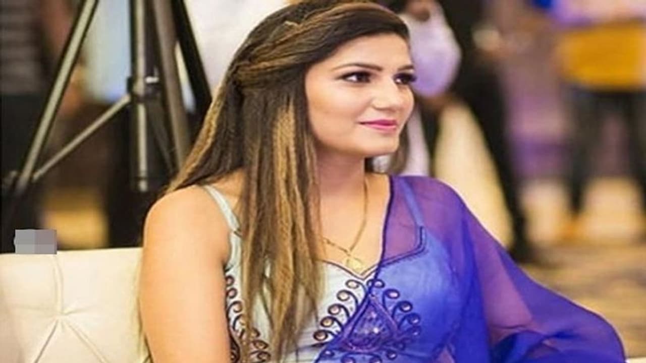 डांसर सपना चौधरी की बढ़ी मुश्किलें, लखनऊ की कोर्ट ने तय किये आरोप, जानें क्या था मामला डांसर सपना चौधरी की बढ़ी मुश्किलें, लखनऊ की कोर्ट ने तय किये आरोप, जानें क्या था मामला