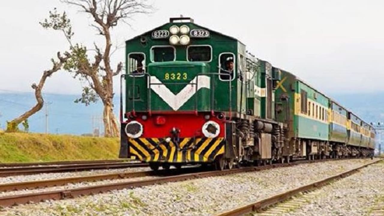 ಬಿಹಾರದಲ್ಲಿ ಕಳ್ಳರ ಚಮತ್ಕಾರ, ಸುರಂಗ ತೋಡಿ ರೈಲಿನ ಇಂಜಿನ್ಅನ್ನೇ ಕದ್ದರು! ಬಿಹಾರದಲ್ಲಿ ಕಳ್ಳರ ಚಮತ್ಕಾರ, ಸುರಂಗ ತೋಡಿ ರೈಲಿನ ಇಂಜಿನ್ಅನ್ನೇ ಕದ್ದರು!