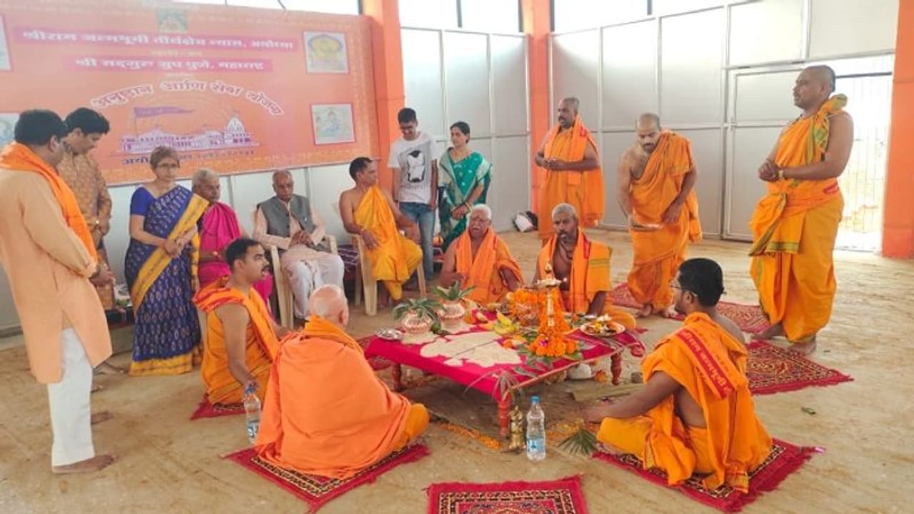 श्रीरामलला के भव्य गर्भगृह में विराजमान होने के पहले शुरू हुआ अनुष्ठान, 15 माह होगा चारों वेदों का पारायण श्रीरामलला के भव्य गर्भगृह में विराजमान होने के पहले शुरू हुआ अनुष्ठान, 15 माह होगा चारों वेदों का पारायण