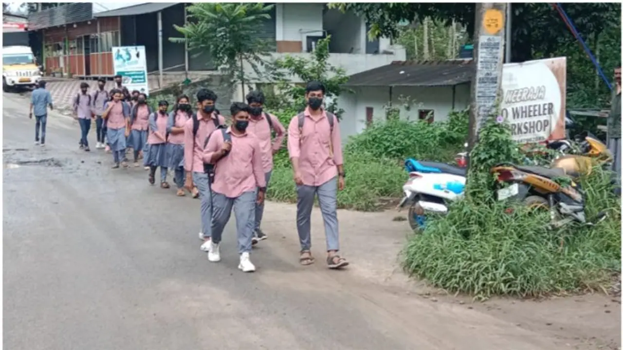 NSS முகாமில் பங்கேற்ற 43 மாணவர்களுக்கு திடீர் வாந்தி, மயக்கம்; மருத்துவமனையில் அனுமதி NSS முகாமில் பங்கேற்ற 43 மாணவர்களுக்கு திடீர் வாந்தி, மயக்கம்; மருத்துவமனையில் அனுமதி