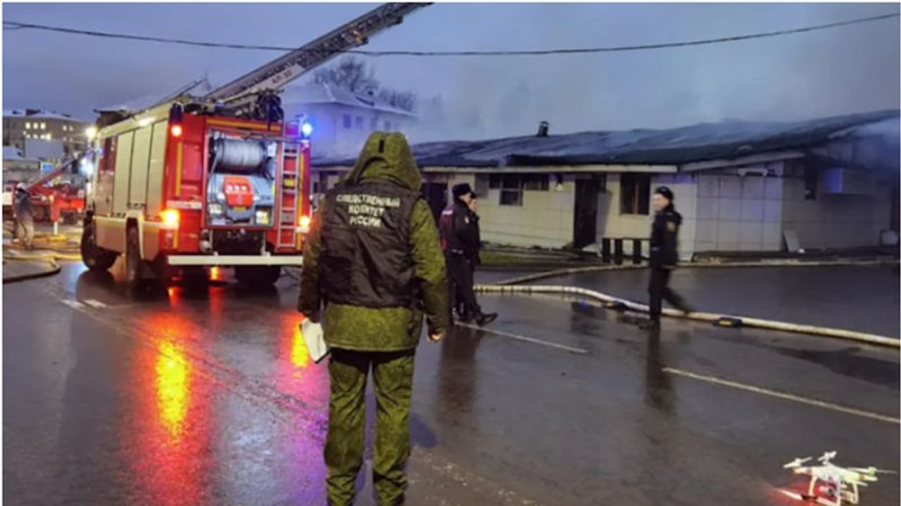 ഫ്ലയർ ഗൺ ഉപയോഗിച്ച് വെടിവെച്ചു, റഷ്യയിലെ കഫേ കത്തിയമർന്നു; 15 പേർക്ക് ദാരുണാന്ത്യം ഫ്ലയർ ഗൺ ഉപയോഗിച്ച് വെടിവെച്ചു, റഷ്യയിലെ കഫേ കത്തിയമർന്നു; 15 പേർക്ക് ദാരുണാന്ത്യം