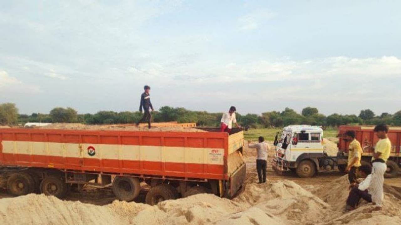 राजस्थान में माफिया राज का भंडाफोड़ः कांग्रेसी नेता ने कहा डरो मत, कोई ज्यादा नाटक करे तो टैक्टर चढ़ा दो