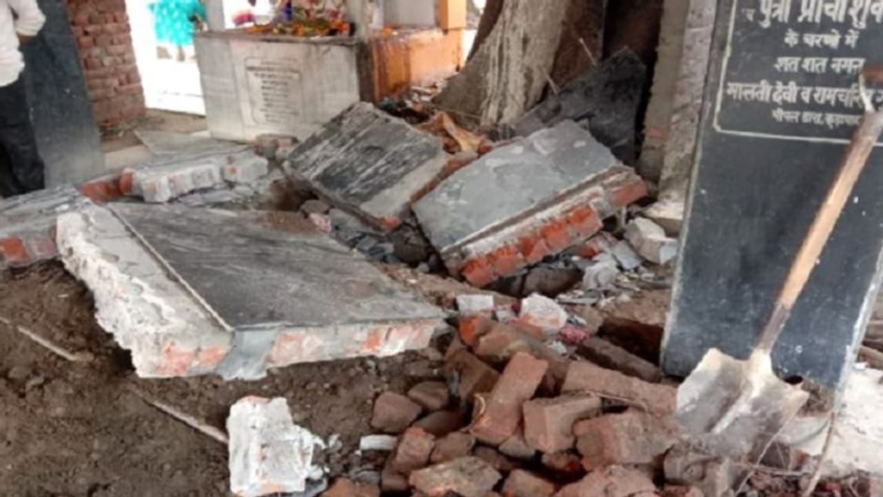 गोरखपुर: झारखंडी मंदिर की निर्माणाधीन दीवार गिरने से एक मजदूर की मौत, दूसरा साथी भी हुआ घायल गोरखपुर: झारखंडी मंदिर की निर्माणाधीन दीवार गिरने से एक मजदूर की मौत, दूसरा साथी भी हुआ घायल