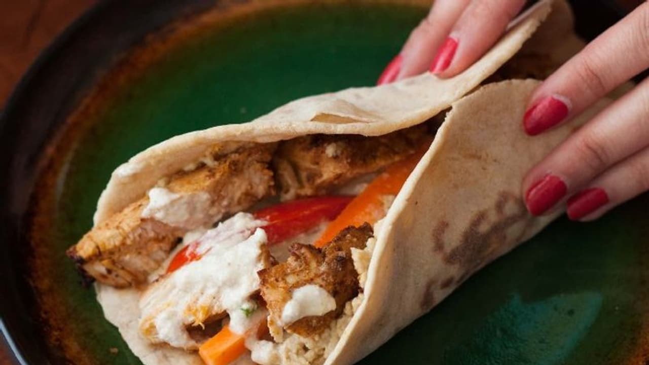 Chicken Shawarma Roll : வீட்டிலேயே செய்யலாம் சூப்பரான சிக்கன் ஷவர்மா ரோல்! Chicken Shawarma Roll : வீட்டிலேயே செய்யலாம் சூப்பரான சிக்கன் ஷவர்மா ரோல்!