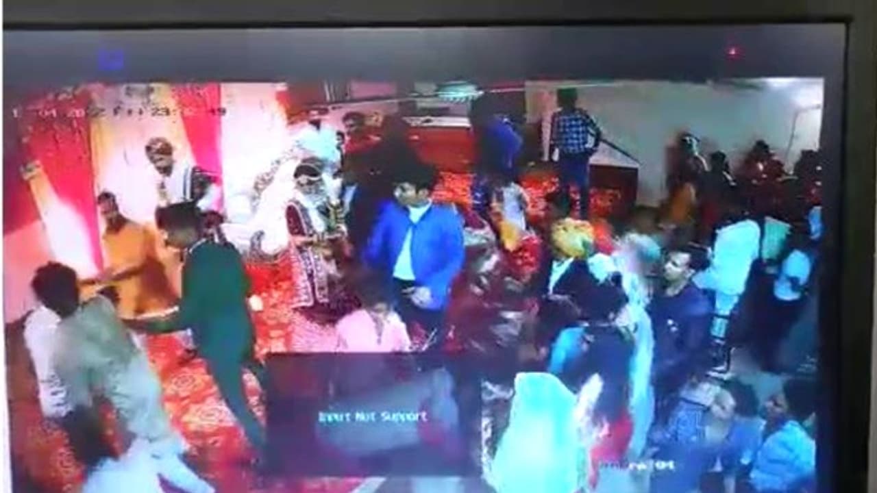 जयपुर की शादी में गुंडों के तांडव का CCTV: दूल्हा दुल्हन को नहीं पहनाने दी वरमाला, फाड़ दिए महिलाओं के कपड़े जयपुर की शादी में गुंडों के तांडव का CCTV: दूल्हा दुल्हन को नहीं पहनाने दी वरमाला, फाड़ दिए महिलाओं के कपड़े