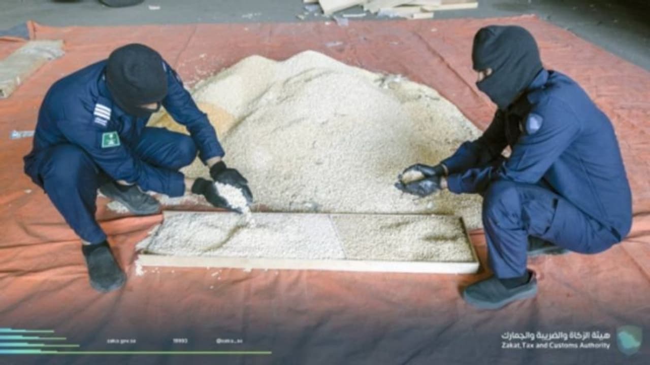 കപ്പലില് കൊണ്ടുവന്ന ട്രക്കിന്റെ ഫ്ലോറില് ഒളിപ്പിച്ചിരുന്നത് 32 ലക്ഷം ലഹരി ഗുളികകള് കപ്പലില് കൊണ്ടുവന്ന ട്രക്കിന്റെ ഫ്ലോറില് ഒളിപ്പിച്ചിരുന്നത് 32 ലക്ഷം ലഹരി ഗുളികകള്