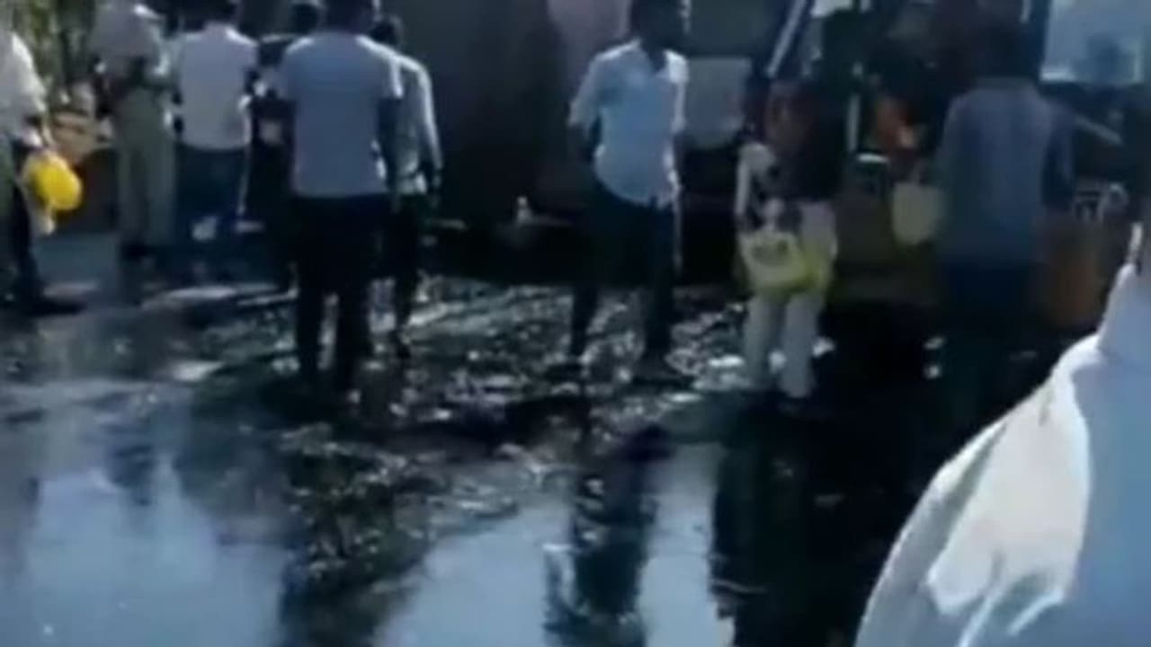 खाने के तेल का टैंकर पलटा, मदद करने की जगह 40 लाख रुपए का तेल लूट ले गई जनता, भौचक्का खड़ा रह गया चालक