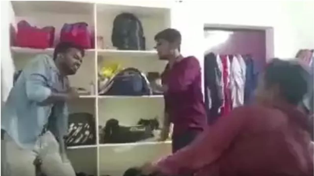 ഇഷ്ടപ്പെട്ട പെൺകുട്ടിക്ക് മറ്റൊരാളുമായി സൗഹൃദം; വിദ്യാർഥിയെ സഹപാഠികൾ ക്രൂരമായി തല്ലിച്ചതച്ചു ഇഷ്ടപ്പെട്ട പെൺകുട്ടിക്ക് മറ്റൊരാളുമായി സൗഹൃദം; വിദ്യാർഥിയെ സഹപാഠികൾ ക്രൂരമായി തല്ലിച്ചതച്ചു