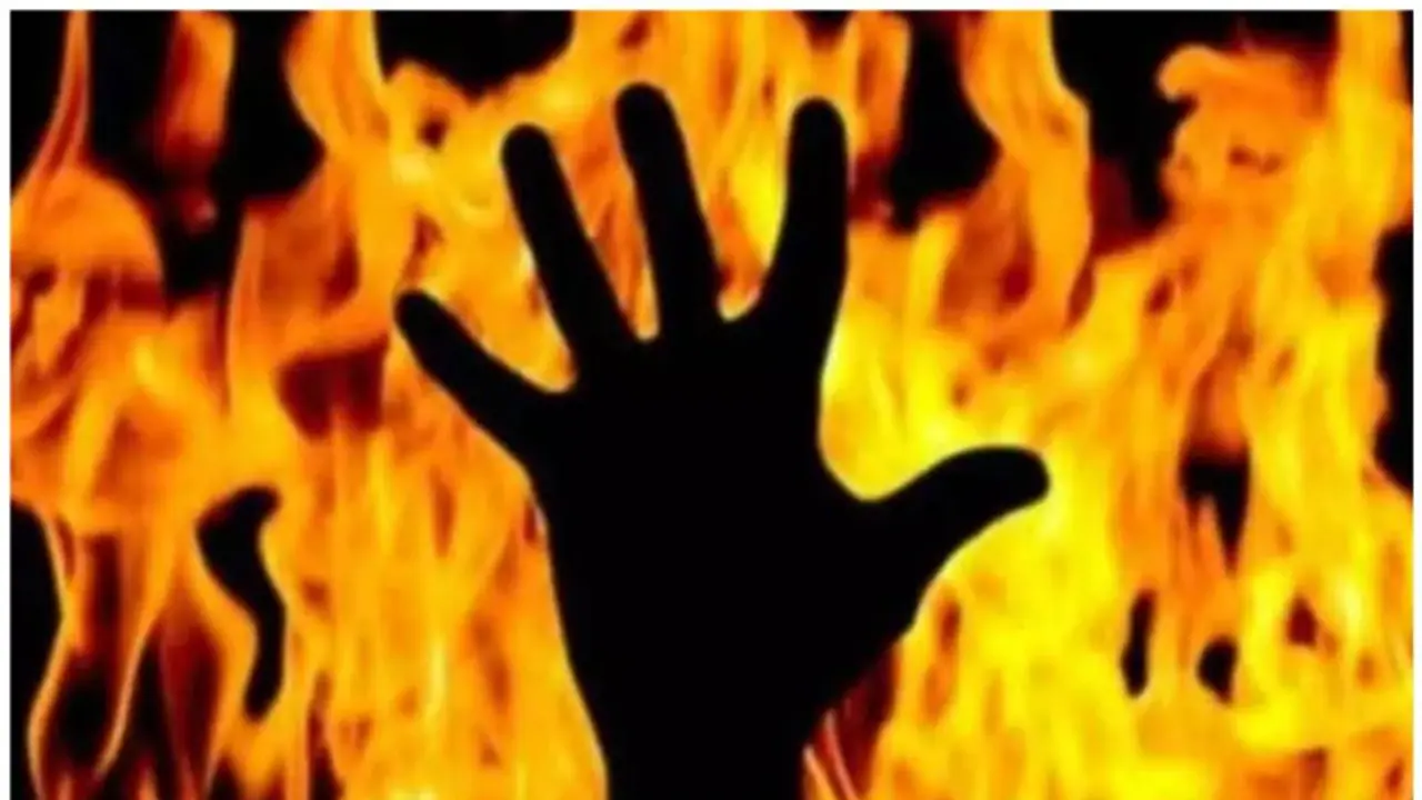 'മന്ത്രവാദി വേട്ട'; യുവതിയെ ജീവനോടെ അഗ്നിക്കിരയാക്കി, പൊലീസുകാർക്കെതിരെയും നാട്ടുകാരുടെ അതിക്രമം 'മന്ത്രവാദി വേട്ട'; യുവതിയെ ജീവനോടെ അഗ്നിക്കിരയാക്കി, പൊലീസുകാർക്കെതിരെയും നാട്ടുകാരുടെ അതിക്രമം