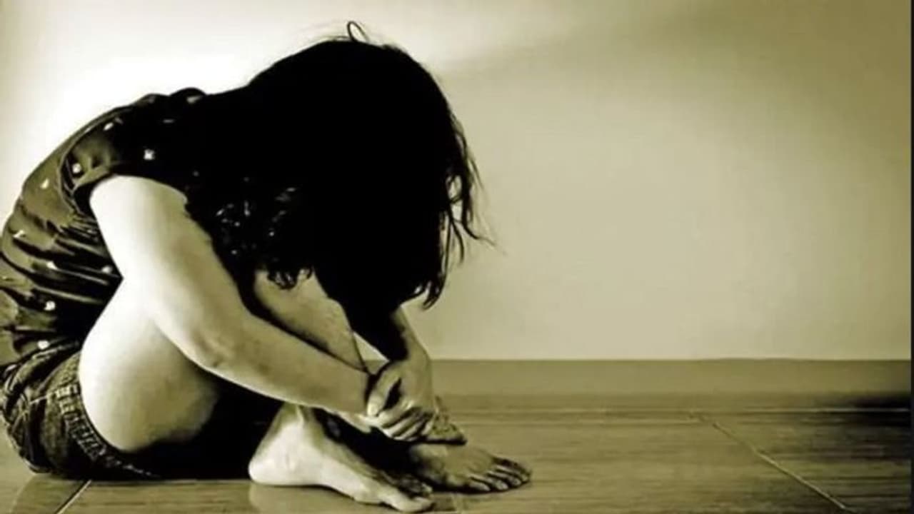 अकेली देख पांचवी क्लास की मासूमों का प्राइवेट पार्ट टच करता था टीचर,पोल खुली तो हुआ सस्पेंड अकेली देख पांचवी क्लास की मासूमों का प्राइवेट पार्ट टच करता था टीचर,पोल खुली तो हुआ सस्पेंड