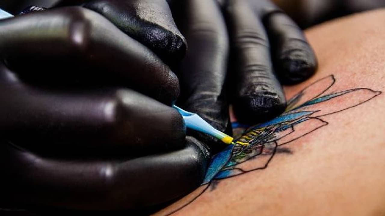 ആറ് മാസം പ്രായമുള്ള കുഞ്ഞിന്റെ കാലിൽ ടാറ്റൂ, അമ്മയേയും അച്ഛനേയും വിമർശിച്ച് കൊന്ന് സോഷ്യൽ മീഡിയ ആറ് മാസം പ്രായമുള്ള കുഞ്ഞിന്റെ കാലിൽ ടാറ്റൂ, അമ്മയേയും അച്ഛനേയും വിമർശിച്ച് കൊന്ന് സോഷ്യൽ മീഡിയ