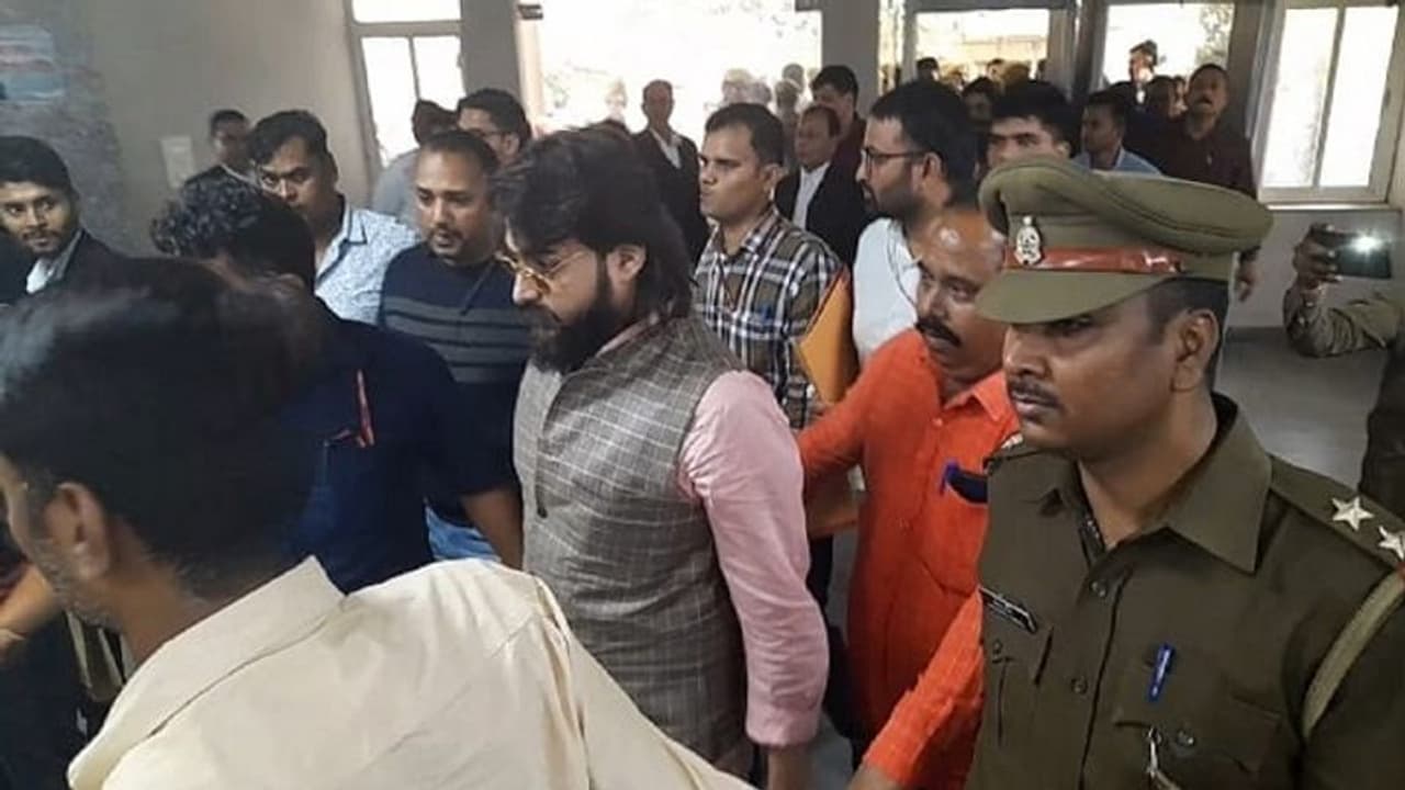 मुख्तार अंसारी के विधायक बेटे अब्बास अंसारी को लगा बड़ा झटका, कोर्ट ने इन शर्तों के साथ दी 7 दिन की रिमांड मुख्तार अंसारी के विधायक बेटे अब्बास अंसारी को लगा बड़ा झटका, कोर्ट ने इन शर्तों के साथ दी 7 दिन की रिमांड