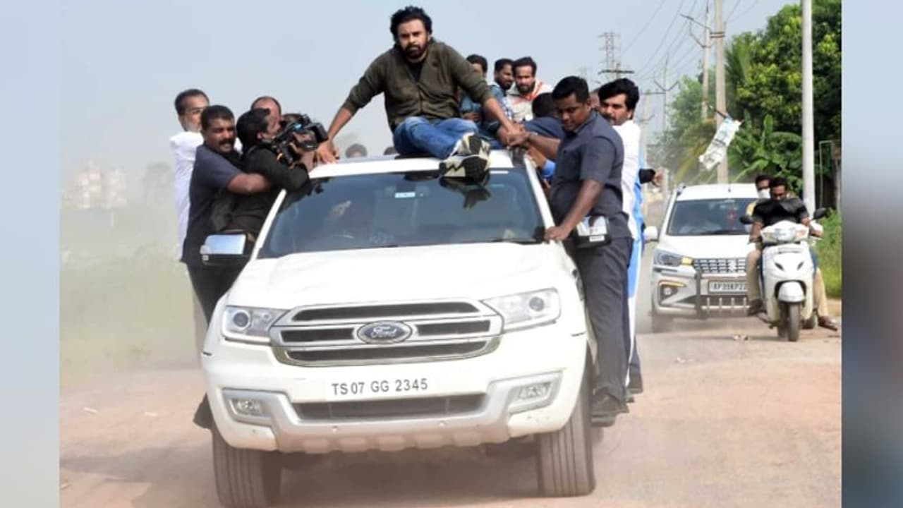 ஆறுதல் கூற செல்வதற்கே இவ்ளோ அலப்பறையா.. காரின் மேலே அமர்ந்து சென்ற பவன் கல்யாண் ட்ரோல் செய்யும் நெட்டிசன்கள் ஆறுதல் கூற செல்வதற்கே இவ்ளோ அலப்பறையா.. காரின் மேலே அமர்ந்து சென்ற பவன் கல்யாண் ட்ரோல் செய்யும் நெட்டிசன்கள்