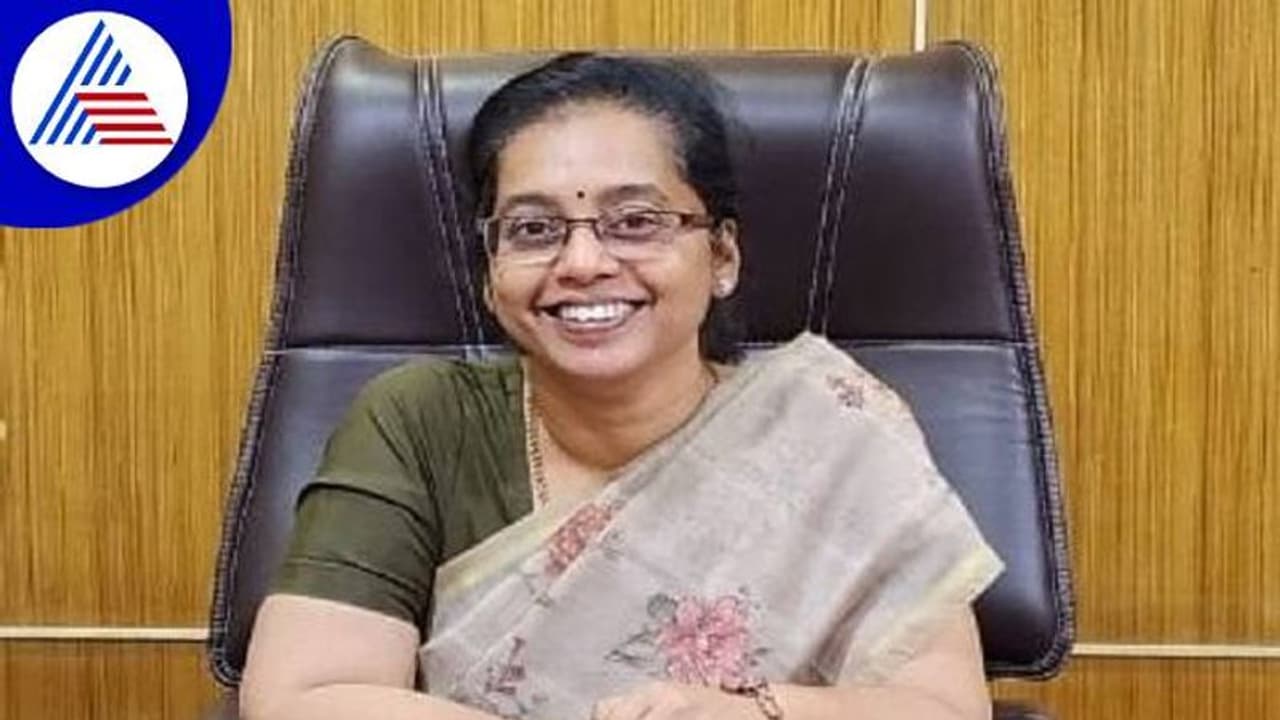 ಧಾರವಾಡ: ಕರ್ಚಿಗಾಗಿ ಸರ್ಕಾರಿ ಅಧಿಕಾರಿಗಳ ಗುದ್ದಾಟ..! ಧಾರವಾಡ: ಕರ್ಚಿಗಾಗಿ ಸರ್ಕಾರಿ ಅಧಿಕಾರಿಗಳ ಗುದ್ದಾಟ..!