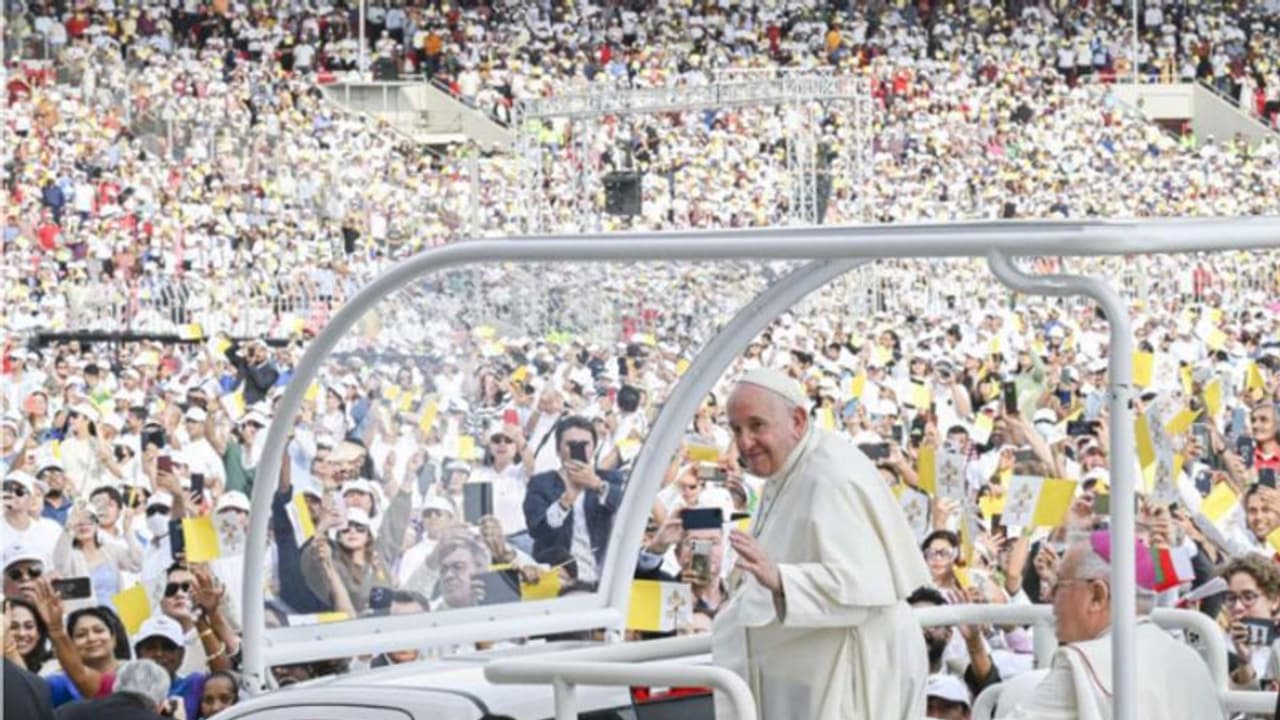 ചരിത്രം കുറിച്ച് മാര്പാപ്പയുടെ ബഹ്റൈന് സന്ദര്ശനം; കുര്ബാനയില് പങ്കെടുത്തത് 111 രാജ്യങ്ങളിലെ പൗരന്മാര് ചരിത്രം കുറിച്ച് മാര്പാപ്പയുടെ ബഹ്റൈന് സന്ദര്ശനം; കുര്ബാനയില് പങ്കെടുത്തത് 111 രാജ്യങ്ങളിലെ പൗരന്മാര്