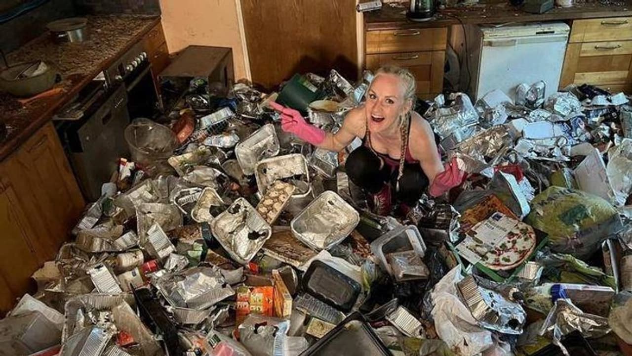 ക്ലീനിംഗെന്നാൽ ജീവനാണ്, ഉണ്ടായിരുന്ന ജോലിയുപേക്ഷിച്ച് സൗജന്യമായി വീട് വൃത്തിയാക്കി നൽകുന്ന യുവതി ക്ലീനിംഗെന്നാൽ ജീവനാണ്, ഉണ്ടായിരുന്ന ജോലിയുപേക്ഷിച്ച് സൗജന്യമായി വീട് വൃത്തിയാക്കി നൽകുന്ന യുവതി