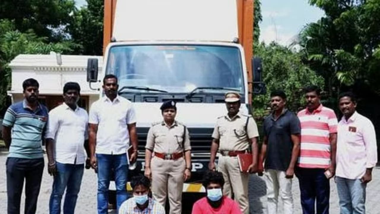 சரக்கு லாரியில் கடத்தல்.. மடக்கி பிடித்த போலீஸ்.. சிக்கிய ரூ.50 லட்சம் மதிப்பிலான பொருள் ..!! சரக்கு லாரியில் கடத்தல்.. மடக்கி பிடித்த போலீஸ்.. சிக்கிய ரூ.50 லட்சம் மதிப்பிலான பொருள் ..!!