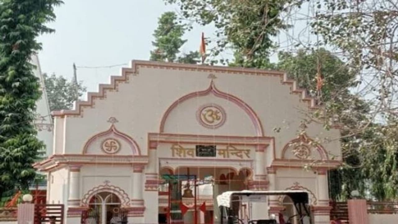 मंदिर में दूसरी शादी रचाने पहुंचा युवक, जानिए क्यों मंडप से भागने को हुआ मजबूर मंदिर में दूसरी शादी रचाने पहुंचा युवक, जानिए क्यों मंडप से भागने को हुआ मजबूर