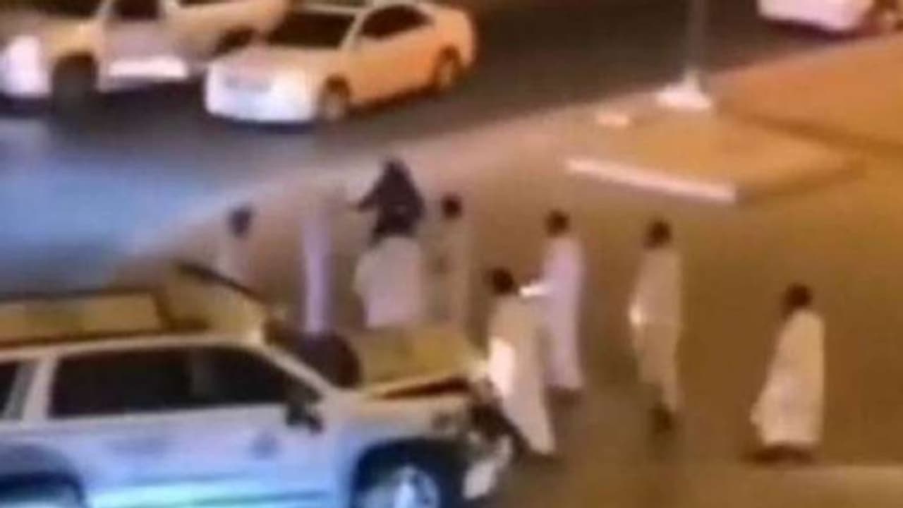 കുവൈത്തില് അറബ് യുവാക്കളുടെ തെരുവ് യുദ്ധം; പിന്നാലെയെത്തിയ ബന്ധുക്കളെ പിരിച്ചുവിടാന് ആകാശത്തേക്ക് വെടിവെച്ചു കുവൈത്തില് അറബ് യുവാക്കളുടെ തെരുവ് യുദ്ധം; പിന്നാലെയെത്തിയ ബന്ധുക്കളെ പിരിച്ചുവിടാന് ആകാശത്തേക്ക് വെടിവെച്ചു