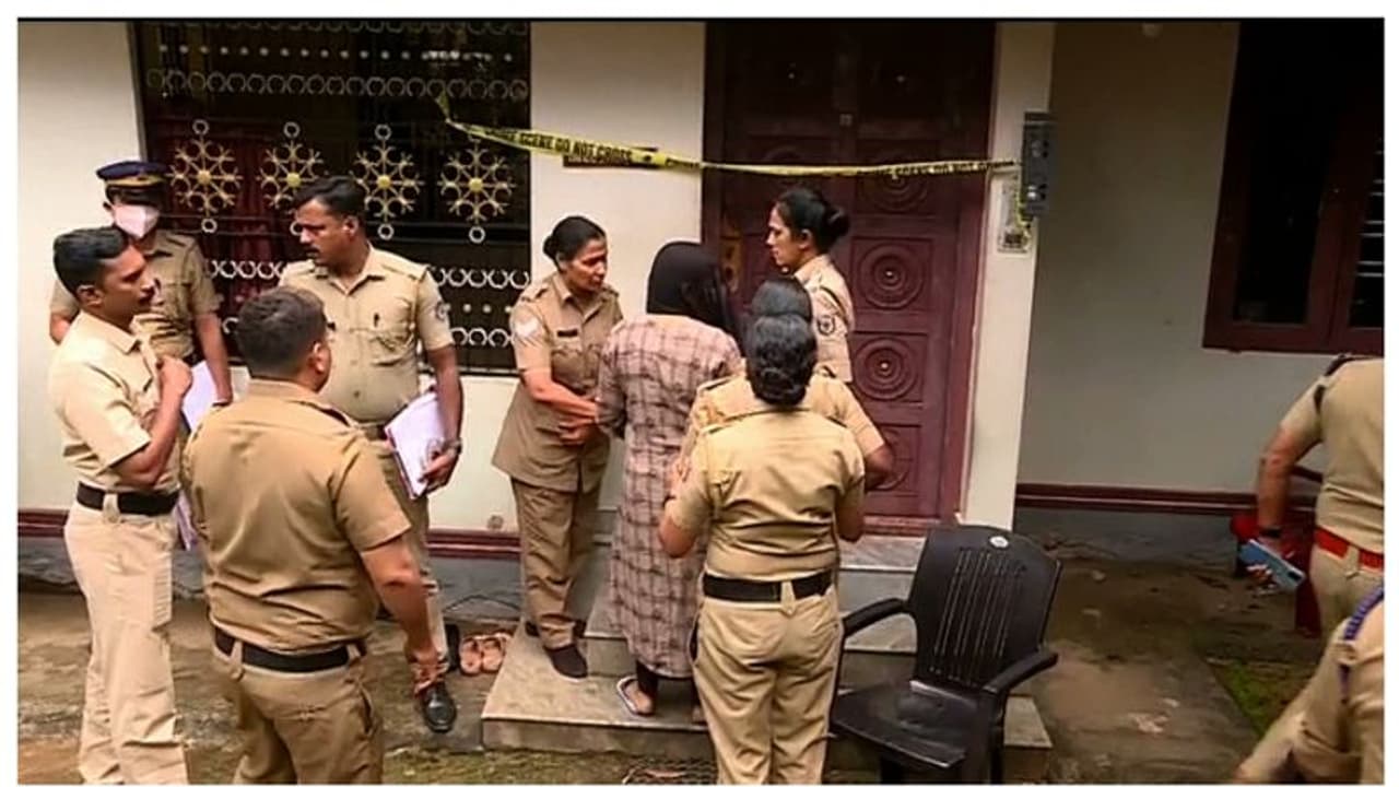 ഷാരോണ് വധം: ഗ്രീഷ്മയുടെ വീട്ടില് തെളിവെടുപ്പ്, വിഷത്തിന്റേതെന്ന് സംശയിക്കുന്ന പൊടി കണ്ടെത്തി ഷാരോണ് വധം: ഗ്രീഷ്മയുടെ വീട്ടില് തെളിവെടുപ്പ്, വിഷത്തിന്റേതെന്ന് സംശയിക്കുന്ന പൊടി കണ്ടെത്തി