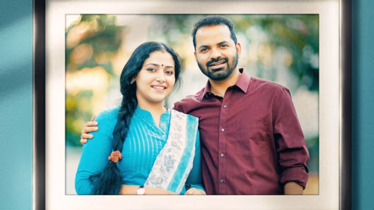 'വാതിലു'മായി വിനയ് ഫോര്‍ട്ടും അനു സിത്താരയും, സെക്കൻഡ് ലുക്ക്