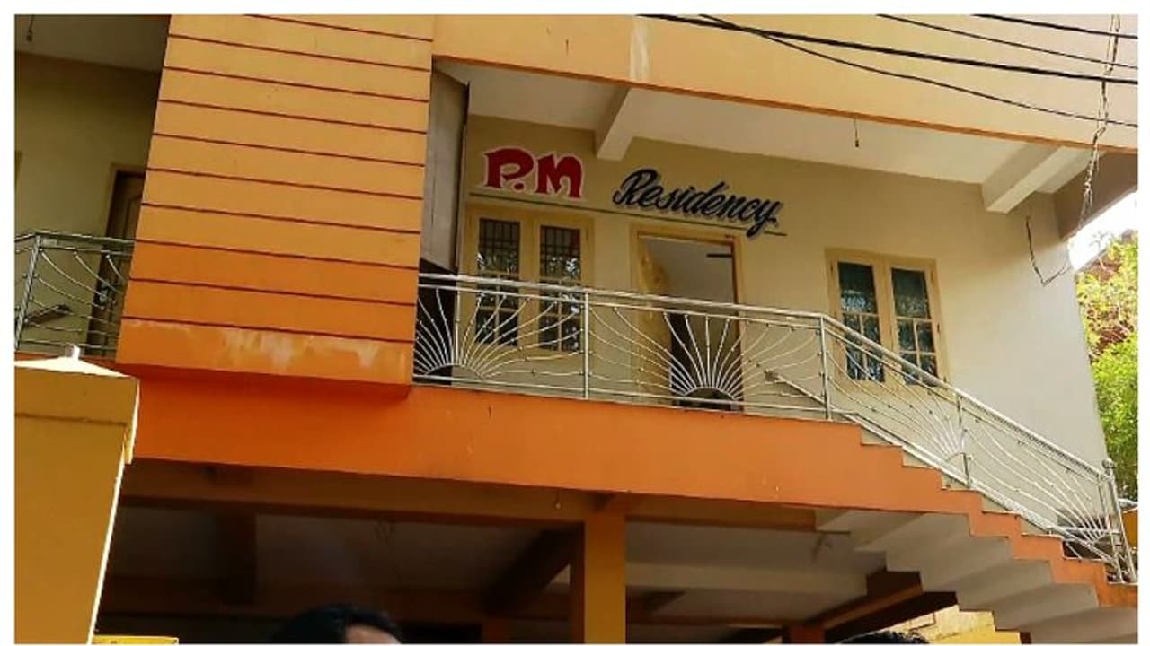 നടക്കാവില് ലഹരിവില്പ്പനക്കാരന് നടത്തുന്ന ഹോസ്റ്റലില് റെയ്ഡ്, ജോബിന് ഒളിവിലെന്ന് എക്സൈസ് നടക്കാവില് ലഹരിവില്പ്പനക്കാരന് നടത്തുന്ന ഹോസ്റ്റലില് റെയ്ഡ്, ജോബിന് ഒളിവിലെന്ന് എക്സൈസ്