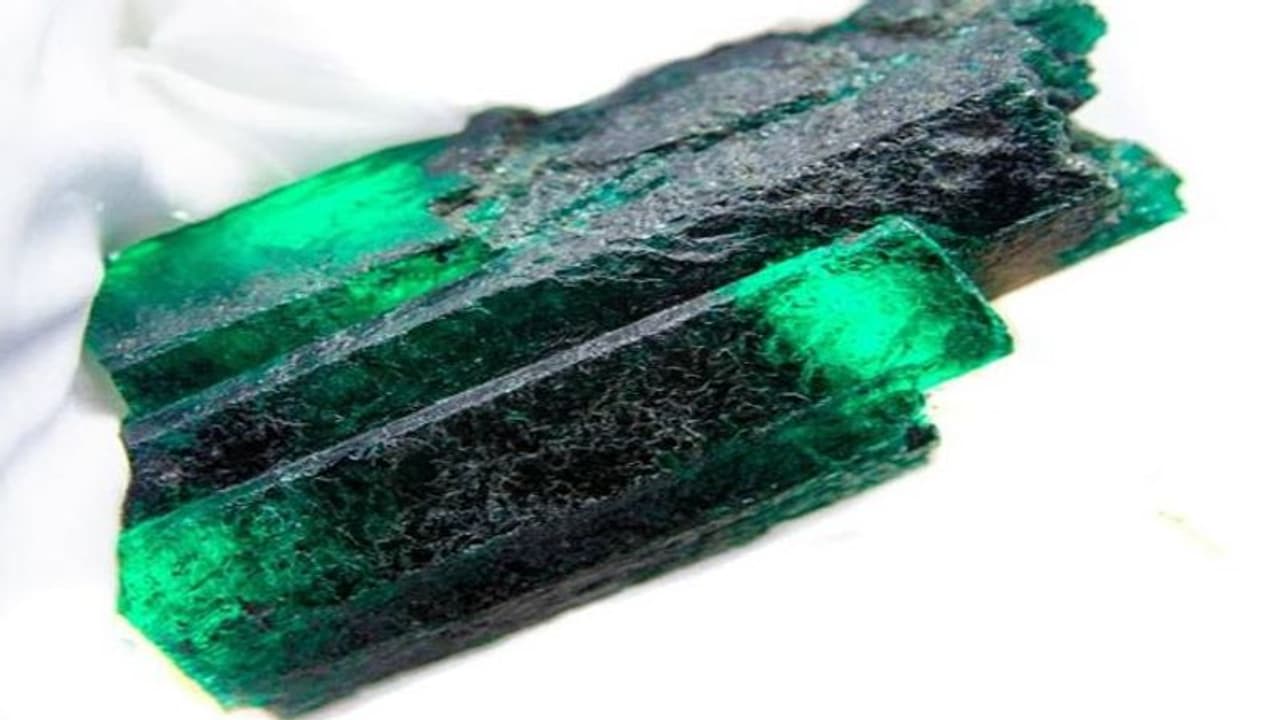 World Record : गिनीज बुक में दर्ज हुआ दुनिया का सबसे बड़ा 'पन्ना रत्न', इतना है इसका वजन