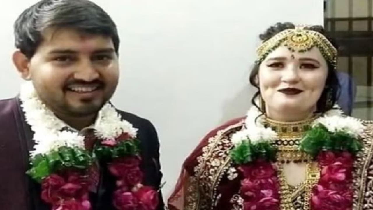 गोरी मैम को पसंद आ गया आगरा का लड़का, सात समंदर पार इंग्लैंड से आकर ऐसे रचाई शादी गोरी मैम को पसंद आ गया आगरा का लड़का, सात समंदर पार इंग्लैंड से आकर ऐसे रचाई शादी