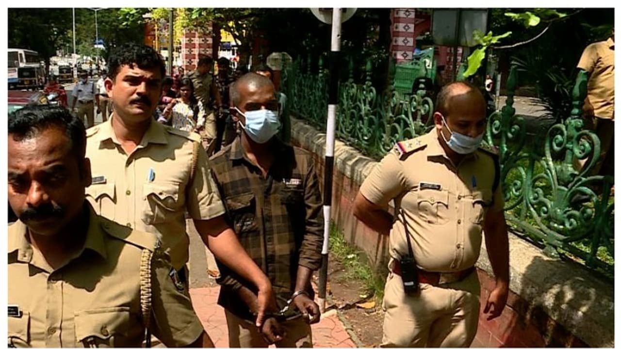 മ്യൂസിയത്തെ ആക്രമണം: മതില്ചാടി കടന്നത് വിവരിച്ച് പ്രതി, ഒളിച്ചിരുന്ന സ്ഥലം കാണിച്ചു,തെളിവെടുപ്പ് അവസാനിച്ചു മ്യൂസിയത്തെ ആക്രമണം: മതില്ചാടി കടന്നത് വിവരിച്ച് പ്രതി, ഒളിച്ചിരുന്ന സ്ഥലം കാണിച്ചു,തെളിവെടുപ്പ് അവസാനിച്ചു