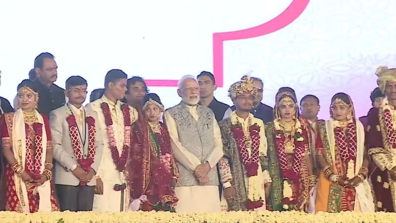 ಸಾಮೂಹಿಕ ವಿವಾಹ ಮಹೋತ್ಸವದಲ್ಲಿ ಪಾಲ್ಗೊಂಡ ಪ್ರಧಾನಿ ಮೋದಿ, ನವ ಜೋಡಿಗಳಿಗೆ ಶುಭಹಾರೈಕೆ! ಸಾಮೂಹಿಕ ವಿವಾಹ ಮಹೋತ್ಸವದಲ್ಲಿ ಪಾಲ್ಗೊಂಡ ಪ್ರಧಾನಿ ಮೋದಿ, ನವ ಜೋಡಿಗಳಿಗೆ ಶುಭಹಾರೈಕೆ!
