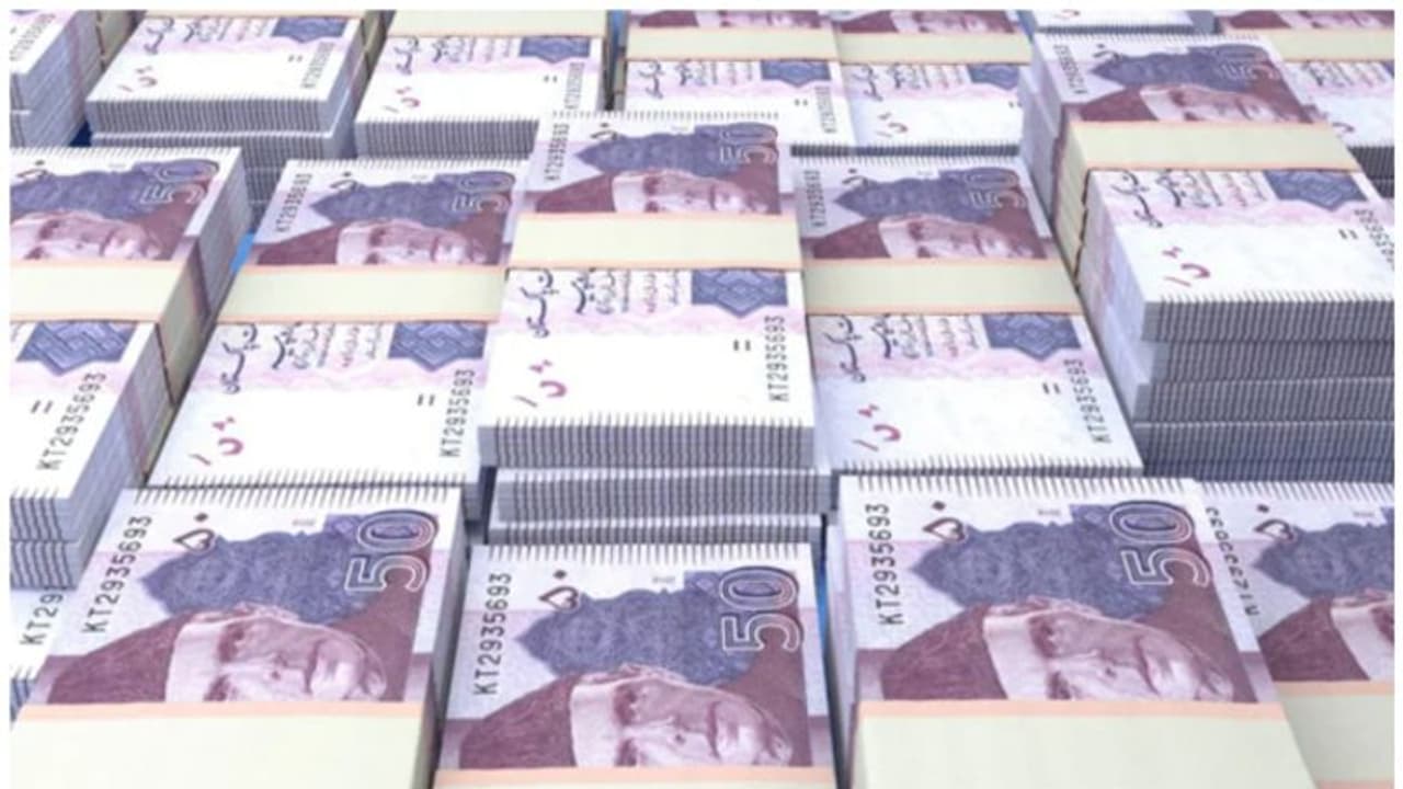 पुलिसवालों को था सैलरी का इंतजार, खाता चेक किया तो किसी में 10 करोड़ तो किसी को 5 करोड़ आया, अब हो रही जांच पुलिसवालों को था सैलरी का इंतजार, खाता चेक किया तो किसी में 10 करोड़ तो किसी को 5 करोड़ आया, अब हो रही जांच