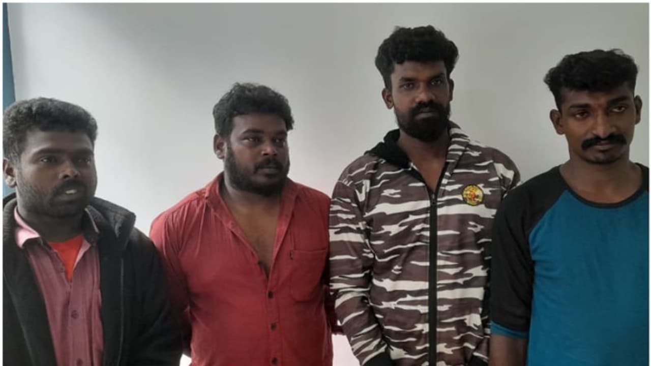 ഫ്രൈഡ് റൈസസ് വൈകി, തര്ക്കത്തിനിടെ ഹോട്ടല് ഉടമയ്ക്കും മകനും ഭാര്യയ്ക്കും വെട്ടേറ്റു; നാല് പേര് അറസ്റ്റില് ഫ്രൈഡ് റൈസസ് വൈകി, തര്ക്കത്തിനിടെ ഹോട്ടല് ഉടമയ്ക്കും മകനും ഭാര്യയ്ക്കും വെട്ടേറ്റു; നാല് പേര് അറസ്റ്റില്