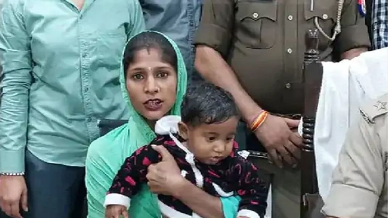 2 शादी और पंडित मौलवी के चक्कर के बाद भी नहीं हुआ बेटा, भिखारी का बच्चा चोरी कर बीवी को दिया सरप्राइज गिफ्ट 2 शादी और पंडित मौलवी के चक्कर के बाद भी नहीं हुआ बेटा, भिखारी का बच्चा चोरी कर बीवी को दिया सरप्राइज गिफ्ट