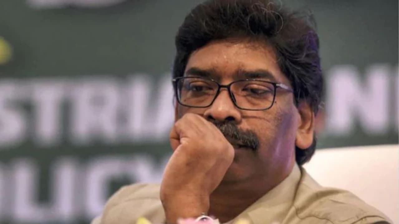 ஜார்கண்ட் முதல்வர் ஹேமந்த் சோரன் தலைமறைவு; நெருக்கும் அமலாக்கத்துறை; அடுத்த முதல்வர் இவர்தான்!! ஜார்கண்ட் முதல்வர் ஹேமந்த் சோரன் தலைமறைவு; நெருக்கும் அமலாக்கத்துறை; அடுத்த முதல்வர் இவர்தான்!!