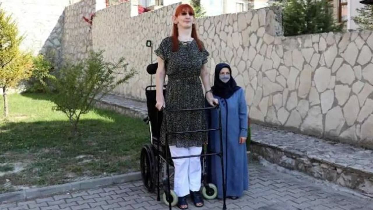 ലോകത്തിലെ ഏറ്റവും ഉയരമുള്ള വനിതയ്ക്ക് യാത്ര ചെയ്യാനായി വിമാനക്കമ്പനി ചെയ്തത് അമ്പരപ്പിക്കും