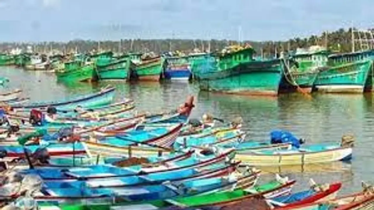 எல்லை தாண்டியதாக 15 மீனவர்கள் கைது.. ராமேஸ்வரம் மீனவர்கள் வேலைநிறுத்த போராட்டம்.. எல்லை தாண்டியதாக 15 மீனவர்கள் கைது.. ராமேஸ்வரம் மீனவர்கள் வேலைநிறுத்த போராட்டம்..