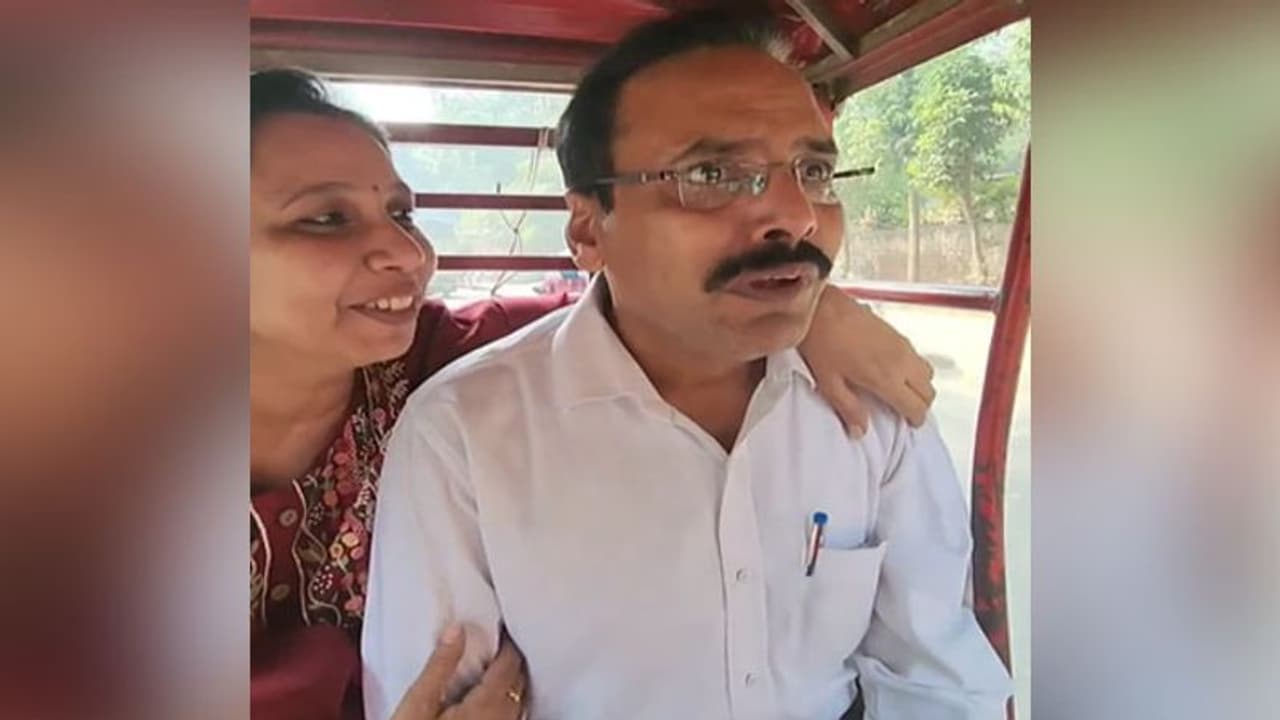 देशभर में छा गया बेटी को कॉलेज छोड़ने जा रहे पिता का ये वीडियो, देखकर हर कोई हाे रहा इमोशनल