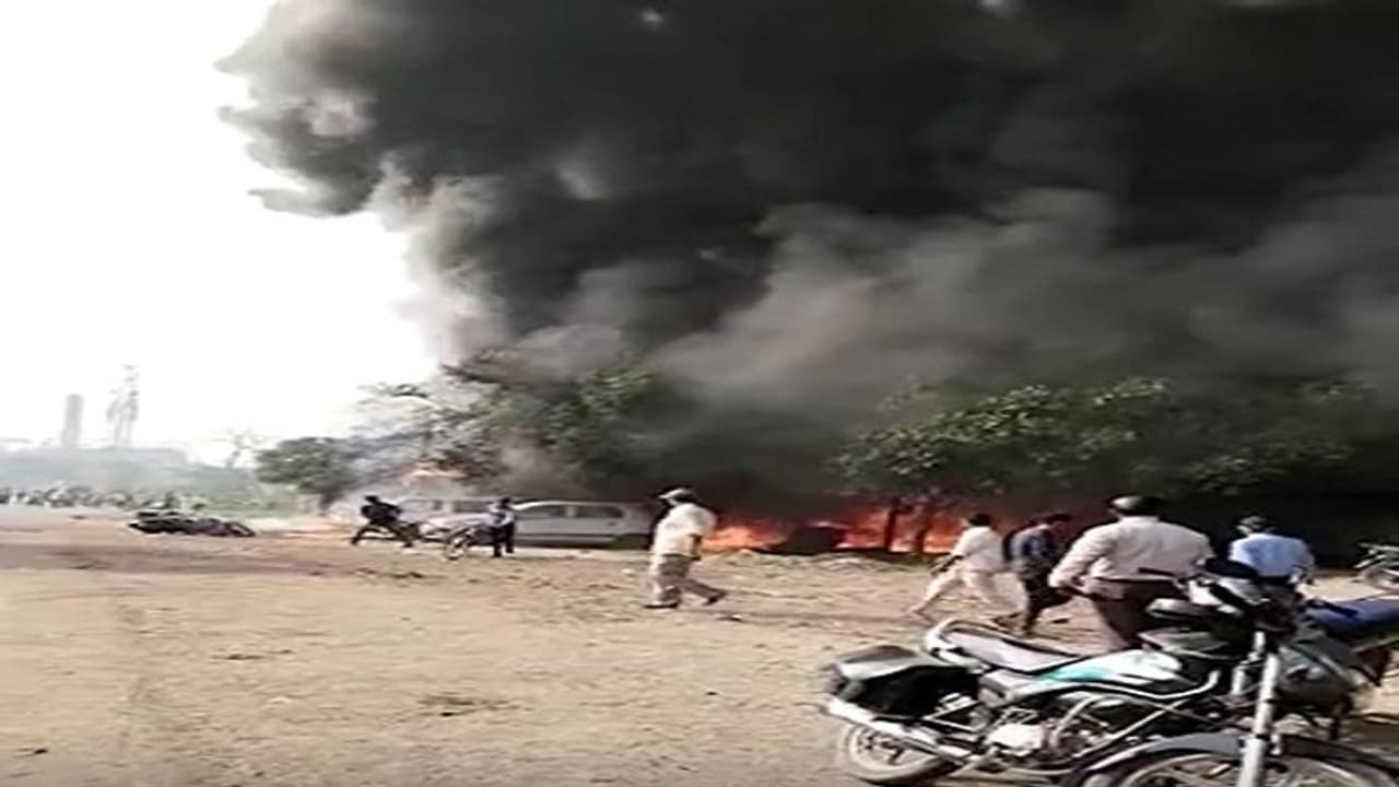 कानपुर: SNK पान मसाला फैक्ट्री में लगी भीषण आग, 7 दमकल गाड़ियां मौजूद, 4 किमी. दूर तक दिखीं लपटें कानपुर: SNK पान मसाला फैक्ट्री में लगी भीषण आग, 7 दमकल गाड़ियां मौजूद, 4 किमी. दूर तक दिखीं लपटें