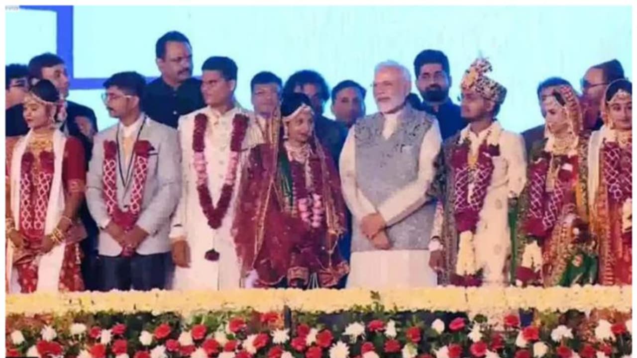 അച്ഛനില്ലാത്ത പെൺകുട്ടികൾക്കായി സമൂഹവിവാഹം; ഗുജറാത്തിലെ ചടങ്ങിൽ പങ്കെടുത്ത് പ്രധാനമന്ത്രി അച്ഛനില്ലാത്ത പെൺകുട്ടികൾക്കായി സമൂഹവിവാഹം; ഗുജറാത്തിലെ ചടങ്ങിൽ പങ്കെടുത്ത് പ്രധാനമന്ത്രി