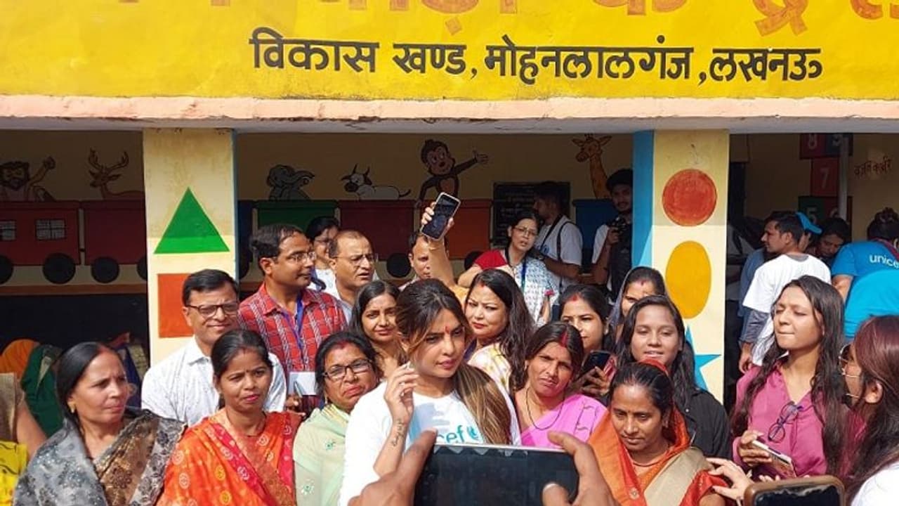 लखनऊ: आंगनबाड़ी केंद्र पहुंची प्रियंका चोपड़ा ने बच्चों से की बात, 2 दिनों तक इन कार्यक्रमों में लेंगी हिस्सा लखनऊ: आंगनबाड़ी केंद्र पहुंची प्रियंका चोपड़ा ने बच्चों से की बात, 2 दिनों तक इन कार्यक्रमों में लेंगी हिस्सा