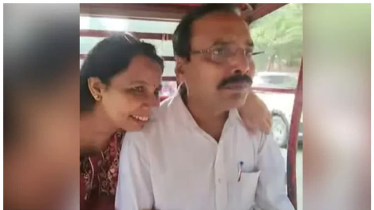 സന്തോഷമാണോ? സങ്കടമാണോ? മകളെ കോളേജിൽ ചേർക്കാനെത്തി, കണ്ണീരണിഞ്ഞ് അച്ഛൻ; വൈറൽ സന്തോഷമാണോ? സങ്കടമാണോ? മകളെ കോളേജിൽ ചേർക്കാനെത്തി, കണ്ണീരണിഞ്ഞ് അച്ഛൻ; വൈറൽ