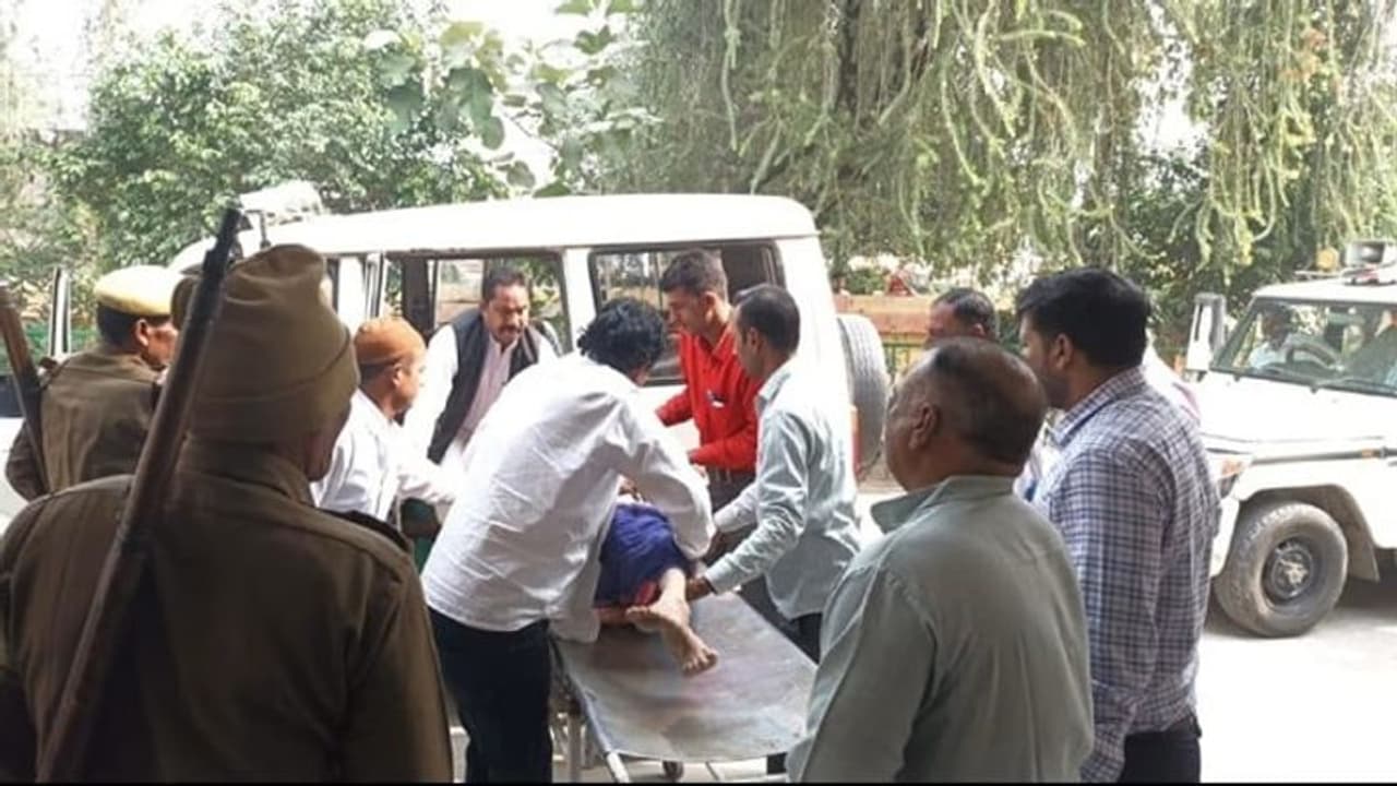 SDM साहब मेरे बाद रखना बच्चों का ख्याल, पत्र लिखकर महिला ने तहसील के बाहर खाया जहर SDM साहब मेरे बाद रखना बच्चों का ख्याल, पत्र लिखकर महिला ने तहसील के बाहर खाया जहर