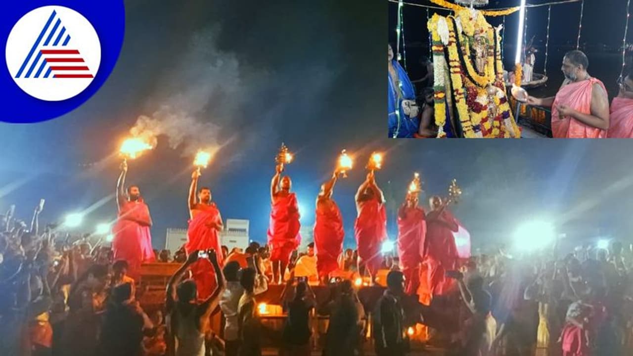 ಮಂತ್ರಾಲಯದ ತುಂಗಾ ತೀರದಲ್ಲಿ ತುಂಗಾರತಿ ಸಂಭ್ರಮ ಮಂತ್ರಾಲಯದ ತುಂಗಾ ತೀರದಲ್ಲಿ ತುಂಗಾರತಿ ಸಂಭ್ರಮ