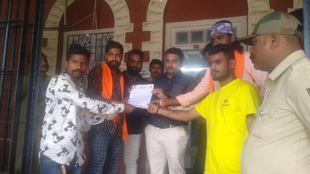 ಹುಬ್ಬಳ್ಳಿ ಈದ್ಗಾ ಮೈದಾನದಲ್ಲಿ ಟಿಪ್ಪು ಜಯಂತಿಗೆ ವಿರೋಧ: ಕನಕ ಜಯಂತಿಗೆ ಶ್ರೀರಾಮ ಸೇನೆ ಮನವಿ ಹುಬ್ಬಳ್ಳಿ ಈದ್ಗಾ ಮೈದಾನದಲ್ಲಿ ಟಿಪ್ಪು ಜಯಂತಿಗೆ ವಿರೋಧ: ಕನಕ ಜಯಂತಿಗೆ ಶ್ರೀರಾಮ ಸೇನೆ ಮನವಿ