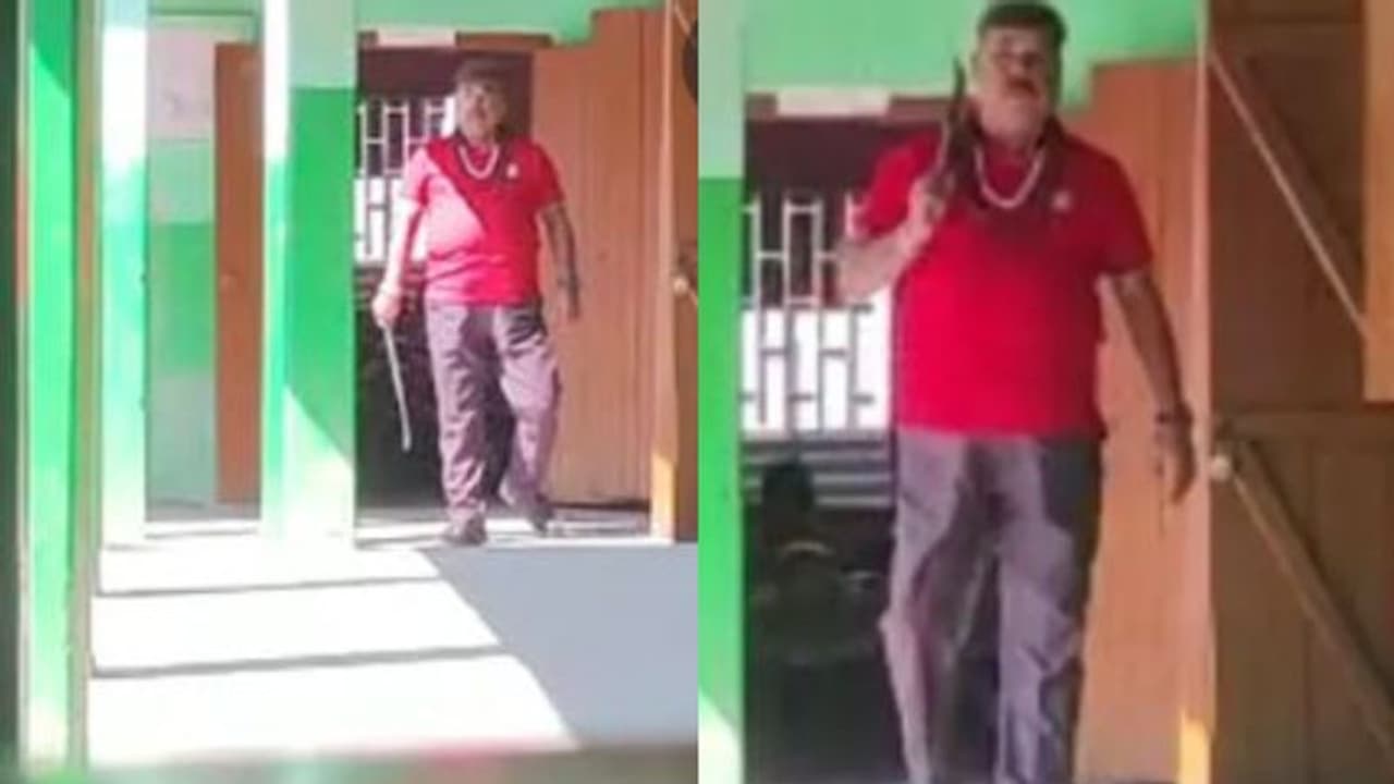 സഹപ്രവര്‍ത്തകരോടുള്ള തര്‍ക്കം തീര്‍ക്കാന്‍ വടിവാളുമായി സ്കൂളിലെത്തി ഹെഡ്മാസ്റ്റര്‍